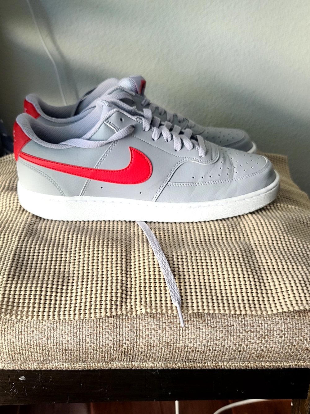 Nike Men’s Grey Sneakers with Red Swoosh
